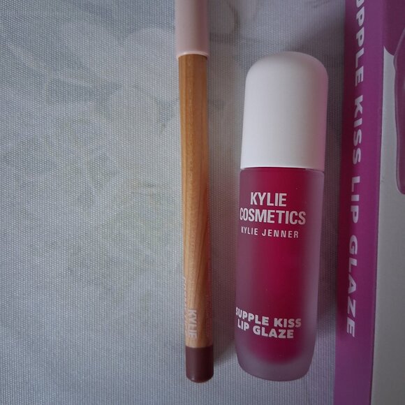 Kylie Cosmetics Glossy Lip Kit Supple Kiss Lip Glaze & Liner 811 Candy Pink NIB - Picture 3 of 3